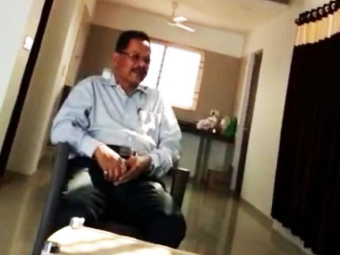 corruption in rto caught on camera video of senior officer goes viral | मी २५ दिले होते, ५० महाजनला द्यायला सांगितलेत; RTO घोटाळ्याचा VIDEO व्हायरल corruption in rto caught on camera video of senior officer goes viral | मी २५ दिले होते, ५० महाजनला द्यायला सांगितलेत; RTO घोटाळ्याचा VIDEO व्हायरल
