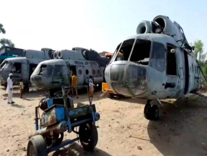 helicopter bring cheers to city after scrap businessman purchased six grounded helicopter | हवाई दलाची ३ हेलिकॉप्टर घेऊन आला भंगारवाला; फोटो काढण्यासाठी शहरातील लोकांची तोबा गर्दी