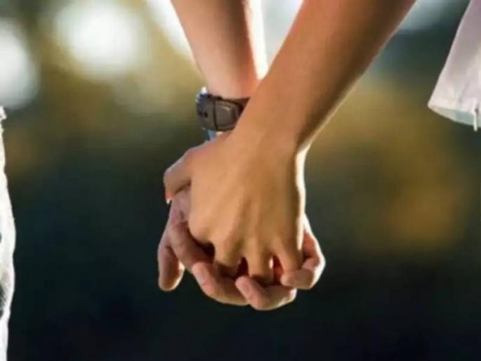 Rewa Police Caught Couple In Bus In An Objectionable Condition Took Them To Police Station In Half Clothes | बसमध्ये आक्षेपार्ह स्थितीत आढळलं 'कपल'; पोलिसांनी दोघांना अर्धनग्न अवस्थेतच पोलीस ठाण्यात आणलं!