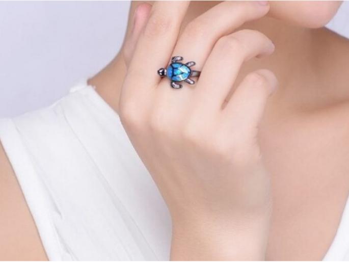 Should I wear a ring on the middle finger or not? What does astrology say? Read on. | मधल्या बोटात अंगठी घालावी की घालू नये? ज्योतिषशास्त्र काय सांगते? वाचा. Should I wear a ring on the middle finger or not? What does astrology say? Read on. | मधल्या बोटात अंगठी घालावी की घालू नये? ज्योतिषशास्त्र काय सांगते? वाचा.