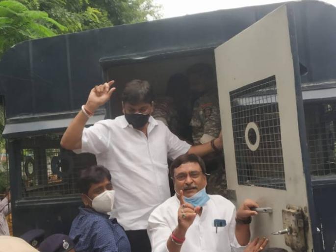 Tension outside Anil Deshmukh Nagpur house protests by NCP supporters against ED raids | Anil Deshmukh: अनिल देशमुखांच्या नागपुरातील घराबाहेर तणाव; ईडीच्या छापेमारीविरोधात राष्ट्रवादीच्या कार्यकर्त्यांची जोरदार निदर्शनं   Tension outside Anil Deshmukh Nagpur house protests by NCP supporters against ED raids | Anil Deshmukh: अनिल देशमुखांच्या नागपुरातील घराबाहेर तणाव; ईडीच्या छापेमारीविरोधात राष्ट्रवादीच्या कार्यकर्त्यांची जोरदार निदर्शनं