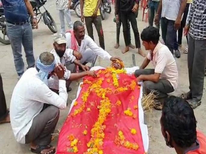 mp superstition for good rain people did funeral process of alive man in sardarpur | ...म्हणून त्यांनी काढली जिवंत माणसाची अंत्ययात्रा; येणारा-जाणारा प्रत्येकजण पाहतच राहिला mp superstition for good rain people did funeral process of alive man in sardarpur | ...म्हणून त्यांनी काढली जिवंत माणसाची अंत्ययात्रा; येणारा-जाणारा प्रत्येकजण पाहतच राहिला