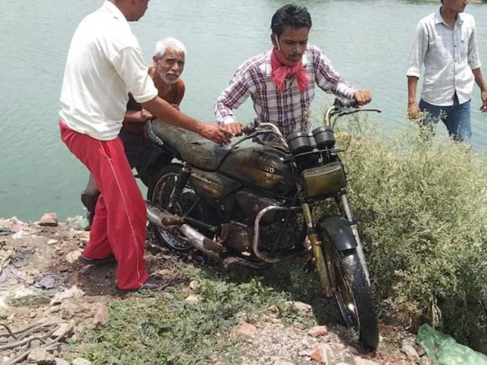 rajasthan tonk 15 bike scooters stolen for smack addiction vehicles thrown in lake | बाबो! तलाव आहे की भंगार दुकान? एकापोठापाठ एक १० दुचाकी निघाल्या; चकीत झालेले पोलीस बघतच बसले rajasthan tonk 15 bike scooters stolen for smack addiction vehicles thrown in lake | बाबो! तलाव आहे की भंगार दुकान? एकापोठापाठ एक १० दुचाकी निघाल्या; चकीत झालेले पोलीस बघतच बसले