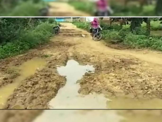 MP 1Km Road Stolen Overnight Villagers File Complaint With Police Panchayat Officers | कालपर्यंत इथेच होता हो, एका रात्रीत चोरीला गेला तो; रस्ता गायब झाल्यानं पोलीस तक्रार दाखल MP 1Km Road Stolen Overnight Villagers File Complaint With Police Panchayat Officers | कालपर्यंत इथेच होता हो, एका रात्रीत चोरीला गेला तो; रस्ता गायब झाल्यानं पोलीस तक्रार दाखल