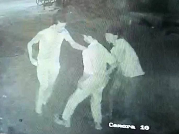 delhi miscreants took off pant of youth looted him incident caught on cctv | VIDEO: भररस्त्यात पँट काढून तरुणाला बेल्टनं मारहाण; पैसे, मोबाईल घेऊन भामटे फरार delhi miscreants took off pant of youth looted him incident caught on cctv | VIDEO: भररस्त्यात पँट काढून तरुणाला बेल्टनं मारहाण; पैसे, मोबाईल घेऊन भामटे फरार