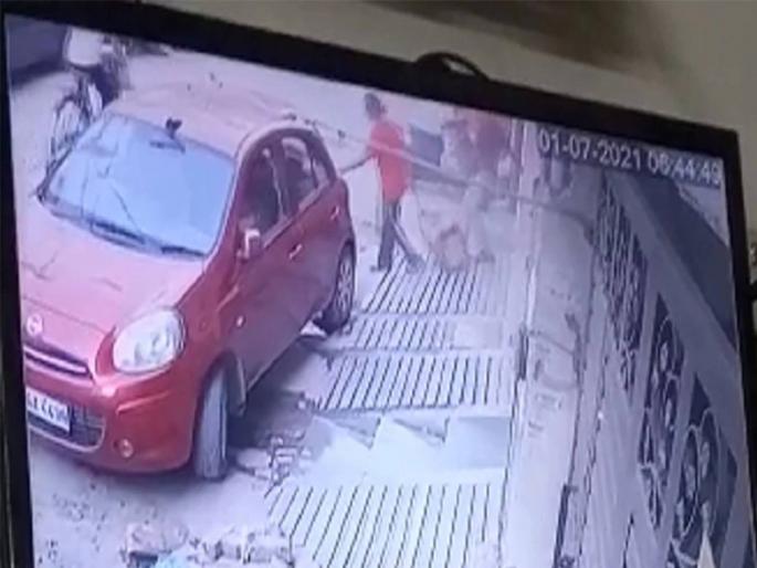 husband wife killed woman cctv footage put body in 3 bags in delhi | भाजी कापण्याच्या सुरीनं दाम्पत्यानं केले वृद्धेचे तुकडे; तीन बॅगांमध्ये भरले; पण... husband wife killed woman cctv footage put body in 3 bags in delhi | भाजी कापण्याच्या सुरीनं दाम्पत्यानं केले वृद्धेचे तुकडे; तीन बॅगांमध्ये भरले; पण...