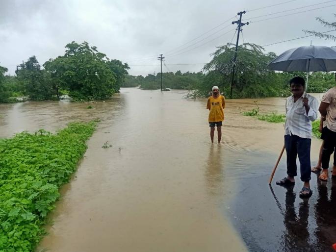 two people being swept away after heavy rain in vardha | नाल्याच्या पुरात शेतकऱ्यासह महिला मजूर गेली वाहून; परिसरात खळबळ; शोधाशोध सुरू two people being swept away after heavy rain in vardha | नाल्याच्या पुरात शेतकऱ्यासह महिला मजूर गेली वाहून; परिसरात खळबळ; शोधाशोध सुरू