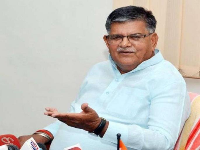 corona vaccination in rajasthan gulab chand kataria controversial statement | Gulabchand Katariya: 'लस काय झाडाला लागल्यात का? हव्या तितक्या तोडून द्यायला!'; भाजपा नेत्याचं अजब विधान corona vaccination in rajasthan gulab chand kataria controversial statement | Gulabchand Katariya: 'लस काय झाडाला लागल्यात का? हव्या तितक्या तोडून द्यायला!'; भाजपा नेत्याचं अजब विधान