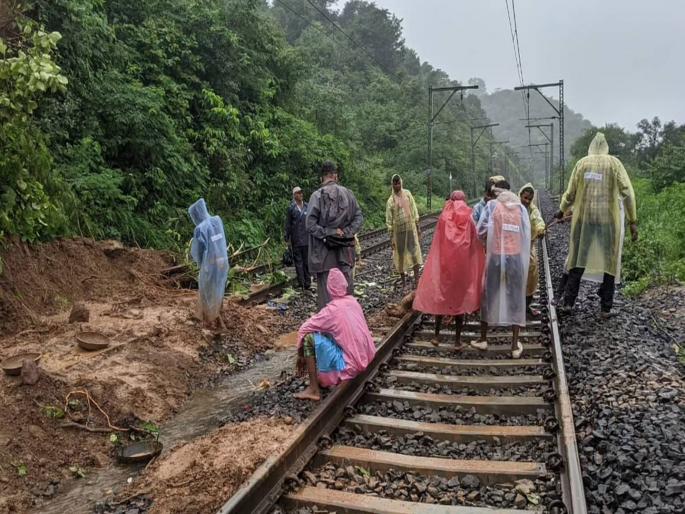Landslides at 21 places on Central Railway line disturbs railway service | मध्य रेल्वे मार्गावर २१ ठिकाणी रुळांखाली भूस्खलन; रेल्वेसेवा सुरळीत करण्याचं प्रयत्न सुरू Landslides at 21 places on Central Railway line disturbs railway service | मध्य रेल्वे मार्गावर २१ ठिकाणी रुळांखाली भूस्खलन; रेल्वेसेवा सुरळीत करण्याचं प्रयत्न सुरू