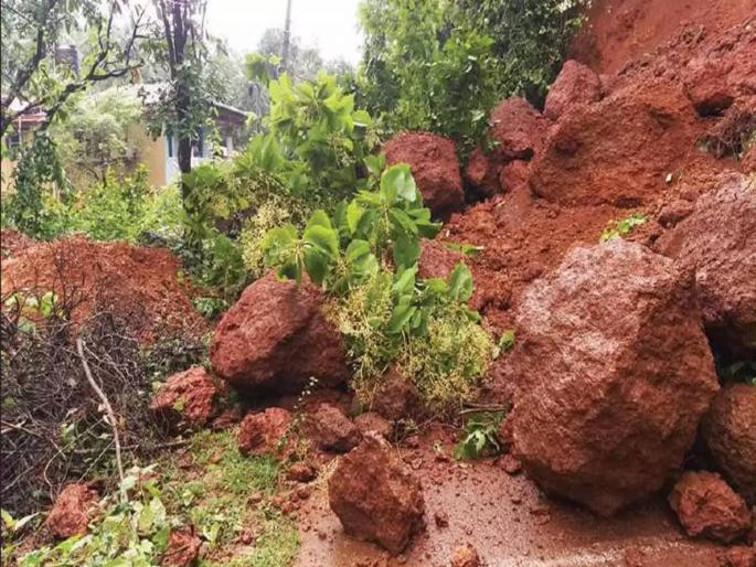 30 houses collapsed due to landslide in raigads Mahad 70 people might stucked | मोठी बातमी! महाडमध्ये ३० घरांवर दरड कोसळली; ७० जण अडकल्याची भीती 30 houses collapsed due to landslide in raigads Mahad 70 people might stucked | मोठी बातमी! महाडमध्ये ३० घरांवर दरड कोसळली; ७० जण अडकल्याची भीती