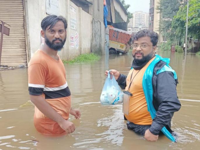 youth provides milk to two Childs amid heavy rainfall and water logging in area | चिमुरड्यांसाठी 'ते' ठरले देवदूत; शहर पाण्यात असताना भूकेनं व्याकूळ चिमुकल्यांपर्यंत पोहोचवलं दूध youth provides milk to two Childs amid heavy rainfall and water logging in area | चिमुरड्यांसाठी 'ते' ठरले देवदूत; शहर पाण्यात असताना भूकेनं व्याकूळ चिमुकल्यांपर्यंत पोहोचवलं दूध