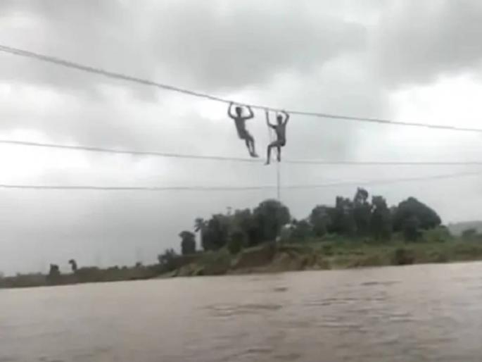 ndrf team rescue two lineman of mahavitaran from vaitarna river in palghar | वीज पुरवठा खंडित, दुरुस्तीसाठी कर्मचारी विद्युत वाहिनीवर; तितक्यात नदीचा प्रवाह वाढला अन् मग... ndrf team rescue two lineman of mahavitaran from vaitarna river in palghar | वीज पुरवठा खंडित, दुरुस्तीसाठी कर्मचारी विद्युत वाहिनीवर; तितक्यात नदीचा प्रवाह वाढला अन् मग...