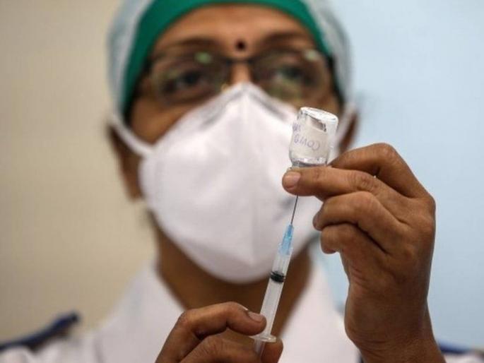 in tamilnadu Nurse flees with Covishield vaccine doses administers them to relatives | धक्कादायक! नर्सनं कोविशील्ड लसी चोरल्या; घरी नेऊन नातेवाईकांना टोचल्या अन् मग... in tamilnadu Nurse flees with Covishield vaccine doses administers them to relatives | धक्कादायक! नर्सनं कोविशील्ड लसी चोरल्या; घरी नेऊन नातेवाईकांना टोचल्या अन् मग...