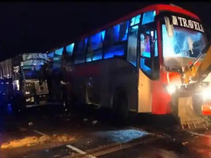 barabanki road accident truck collision with standing bus 18 killed and 20 injured | ...अन् तो भरधाव ट्रक काळ बनून आला; उत्तर प्रदेशात बस-ट्रकच्या धडकेत १८ जणांचा मृत्यू barabanki road accident truck collision with standing bus 18 killed and 20 injured | ...अन् तो भरधाव ट्रक काळ बनून आला; उत्तर प्रदेशात बस-ट्रकच्या धडकेत १८ जणांचा मृत्यू