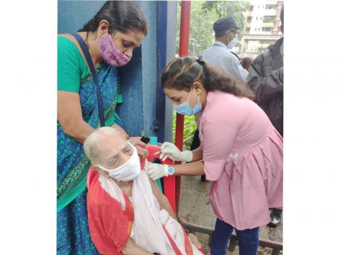 103 year old women from Dombivli get vaccinated | मस्तच! डोंबिवलीतील 103 वर्षांच्या अजीबाईंनी घेतली कोरोना विरोधी लस 103 year old women from Dombivli get vaccinated | मस्तच! डोंबिवलीतील 103 वर्षांच्या अजीबाईंनी घेतली कोरोना विरोधी लस