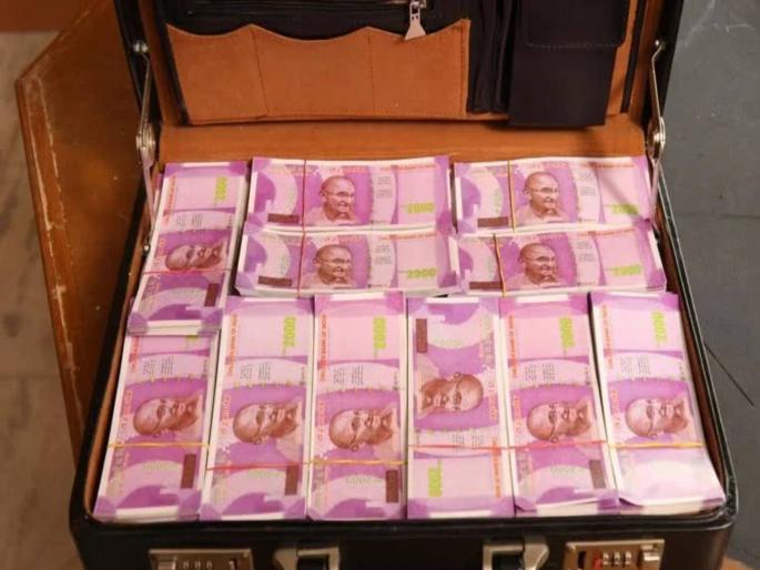 Old man loses Rs 56 lakh after Facebook friend sends him message | २५ कोटींनी भरलेली पेटी पाठवतोय; निवृत्त अधिकाऱ्याला मेसेज आला अन् पुढच्या १५ दिवसांत... Old man loses Rs 56 lakh after Facebook friend sends him message | २५ कोटींनी भरलेली पेटी पाठवतोय; निवृत्त अधिकाऱ्याला मेसेज आला अन् पुढच्या १५ दिवसांत...