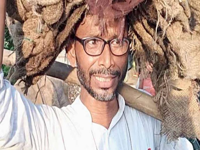 A principals task sell empty jute bags at Rs 10 a piece | सरकारी आदेशावरून ८० हजार शाळांतील शिक्षक विकताहेत गोण्या A principals task sell empty jute bags at Rs 10 a piece | सरकारी आदेशावरून ८० हजार शाळांतील शिक्षक विकताहेत गोण्या