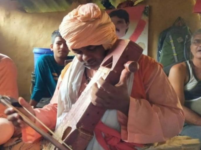 jharkhand garhwa jogi husband return home after 22 year widow wife | २२ वर्षांनंतर पती पोहोचला घरी; 'विधवा पत्नी'ला बसला धक्का अन् मग घडला अनपेक्षित प्रकार jharkhand garhwa jogi husband return home after 22 year widow wife | २२ वर्षांनंतर पती पोहोचला घरी; 'विधवा पत्नी'ला बसला धक्का अन् मग घडला अनपेक्षित प्रकार