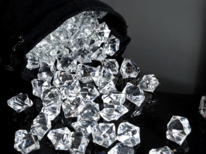 What if you got a shiny diamond bag too? Read this story! | चमचमणाऱ्या हिऱ्यांची थैली तुम्हालाही मिळाली तर? वाचा ही गोष्ट! What if you got a shiny diamond bag too? Read this story! | चमचमणाऱ्या हिऱ्यांची थैली तुम्हालाही मिळाली तर? वाचा ही गोष्ट!