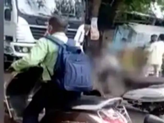 youth cries for help after accident crowd shoots video instead of helping him | मदत करा हो! तो याचना करत होता, सगळे व्हिडीओ काढत होते; मदतीसाठी एकही हात पुढे आला नाही youth cries for help after accident crowd shoots video instead of helping him | मदत करा हो! तो याचना करत होता, सगळे व्हिडीओ काढत होते; मदतीसाठी एकही हात पुढे आला नाही