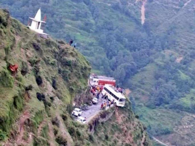 chamba bus accident private bus stuck road side major accident averted | अवघ्या काही इंचांनी अपघात टळला; चालकामुळे वाचले प्रवाशांचे प्राण; पाहा थरारक VIDEO chamba bus accident private bus stuck road side major accident averted | अवघ्या काही इंचांनी अपघात टळला; चालकामुळे वाचले प्रवाशांचे प्राण; पाहा थरारक VIDEO