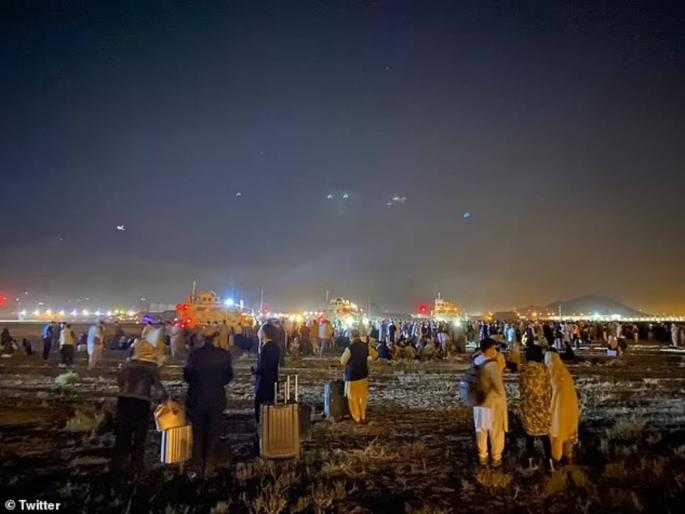 Firing At Kabul Airport Of Afghanistan America Take Over The Air Traffic Expanding Security Presence To 6000 Us Troops | काबुल विमानतळावर गोळीबारानंतर प्रचंड गोंधळ; अमेरिकेनं हाती घेतलं नियंत्रण Firing At Kabul Airport Of Afghanistan America Take Over The Air Traffic Expanding Security Presence To 6000 Us Troops | काबुल विमानतळावर गोळीबारानंतर प्रचंड गोंधळ; अमेरिकेनं हाती घेतलं नियंत्रण
