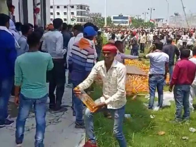 uttar pradesh kaushambi bjp mla sanjay gupta tiranga yatra free petrol bottle loot | तिरंगा यात्रेत फुकट पेट्रोलसाठी भाजप कार्यकर्ते भिडले, प्रकरण हाणामारीपर्यंत पोहोचले