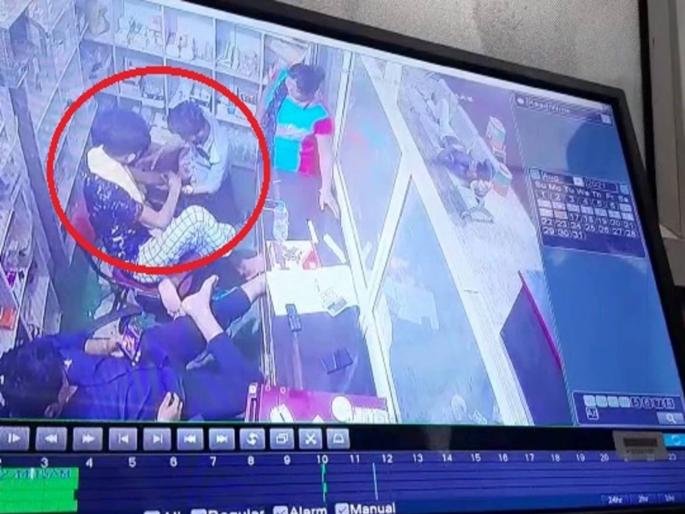 uttar pradesh man died in hapur hopsital after injection given death reordered in cctv | वेदनाशामक इंजेक्शन देताच तरुण तडफडू लागला; धक्कादायक दृश्यं CCTV मध्ये कैद uttar pradesh man died in hapur hopsital after injection given death reordered in cctv | वेदनाशामक इंजेक्शन देताच तरुण तडफडू लागला; धक्कादायक दृश्यं CCTV मध्ये कैद