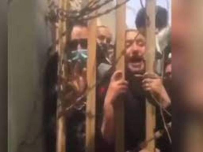 Afghanistan Crisis women crying for help at kabul airport taliban afghanistan american army viral video | Afghanistan Crisis: आत येऊ द्या, अन्यथा तालिबानी मारून टाकतील; अफगाणी महिलांचा काळीज पिळवटून टाकणारा आक्रोश Afghanistan Crisis women crying for help at kabul airport taliban afghanistan american army viral video | Afghanistan Crisis: आत येऊ द्या, अन्यथा तालिबानी मारून टाकतील; अफगाणी महिलांचा काळीज पिळवटून टाकणारा आक्रोश