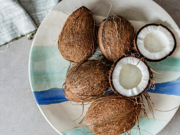 Shravan Purnima 2021: Why is coconut called shrifal? Which side should be put forward while offering it and why? Know it | Shravan Purnima 2021 : नारळाला श्रीफळ का म्हणतात? तो अर्पण करताना कोणती बाजू पुढे ठेवावी आणि का? ते जाणून घ्या Shravan Purnima 2021: Why is coconut called shrifal? Which side should be put forward while offering it and why? Know it | Shravan Purnima 2021 : नारळाला श्रीफळ का म्हणतात? तो अर्पण करताना कोणती बाजू पुढे ठेवावी आणि का? ते जाणून घ्या