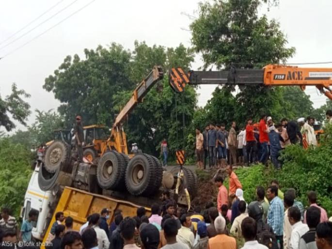 16 workers seriously injured after dumper met with an accident in buldhana 8 feared dead people | भीषण अपघात! बुलडाण्यात टिप्पर उलटून १६ मजूर गंभीर जखमी; ८ जणांचा मृत्यू झाल्याची भीती 16 workers seriously injured after dumper met with an accident in buldhana 8 feared dead people | भीषण अपघात! बुलडाण्यात टिप्पर उलटून १६ मजूर गंभीर जखमी; ८ जणांचा मृत्यू झाल्याची भीती