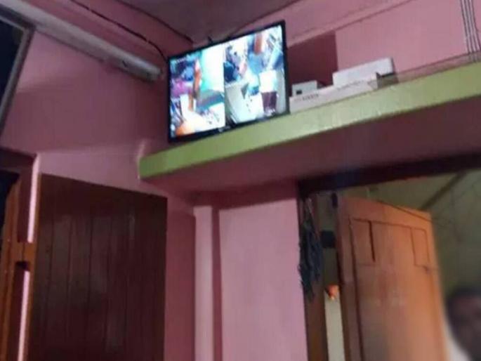 wife affair with neighbor secret revealed from cctv footage in front of husband | रात्री ऐकू येऊ लागले विचित्र आवाज, बायको गायब; सीसीटीव्ही पाहताच नवऱ्याला जबर धक्का wife affair with neighbor secret revealed from cctv footage in front of husband | रात्री ऐकू येऊ लागले विचित्र आवाज, बायको गायब; सीसीटीव्ही पाहताच नवऱ्याला जबर धक्का