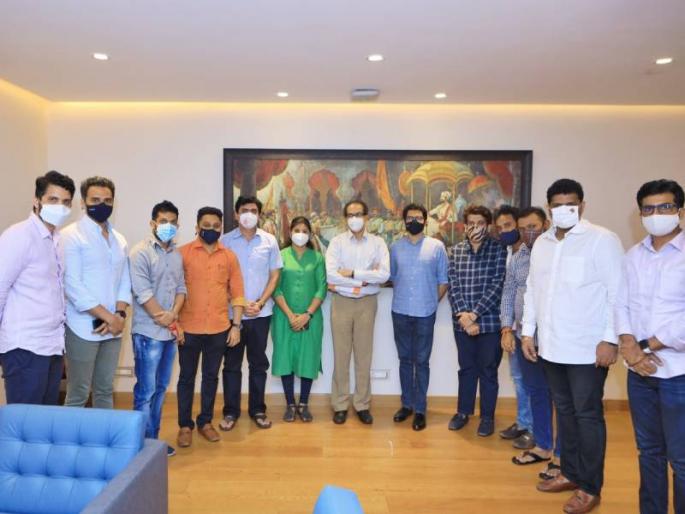 Uddhav Thackeray meets yuvasena mumbai protesting outside narayan Ranes bungalow | शाब्बास! राणेंच्या बंगल्याबाहेर आंदोलन करणाऱ्या युवासैनिकांना उद्धव ठाकरेंची शाबासकी Uddhav Thackeray meets yuvasena mumbai protesting outside narayan Ranes bungalow | शाब्बास! राणेंच्या बंगल्याबाहेर आंदोलन करणाऱ्या युवासैनिकांना उद्धव ठाकरेंची शाबासकी