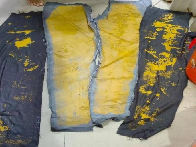 Air Intelligence Unit Kerala At Kannur Airport Has Seized 302 Grams Of Gold In Double Layered Pants | जीन्सवर पिवळा पेंट लावून विमानतळावर उतरला; अधिकाऱ्यांना संशय आला अन् मग... Air Intelligence Unit Kerala At Kannur Airport Has Seized 302 Grams Of Gold In Double Layered Pants | जीन्सवर पिवळा पेंट लावून विमानतळावर उतरला; अधिकाऱ्यांना संशय आला अन् मग...