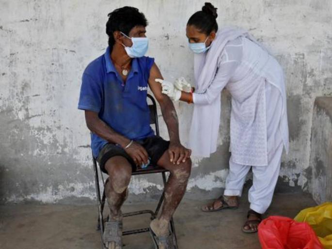 Karnataka Man Got Covid Vaccination Two Dose In One Day | Corona Vaccination: मजुराला अवघ्या काही मिनिटांत देण्यात आले कोरोना लसीचे दोन डोस; अन् मग... Karnataka Man Got Covid Vaccination Two Dose In One Day | Corona Vaccination: मजुराला अवघ्या काही मिनिटांत देण्यात आले कोरोना लसीचे दोन डोस; अन् मग...