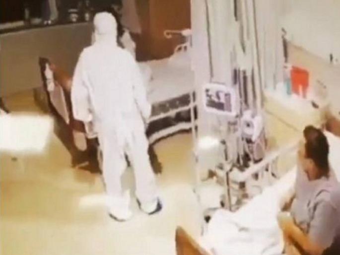 after seeing doctor in ppe kit patient shocked video goes viral on social media | भूत, भूत, भूत!!! रात्री वॉर्डमध्ये डॉक्टर येताच किंचाळू लागली महिला; व्हिडीओ व्हायरल after seeing doctor in ppe kit patient shocked video goes viral on social media | भूत, भूत, भूत!!! रात्री वॉर्डमध्ये डॉक्टर येताच किंचाळू लागली महिला; व्हिडीओ व्हायरल