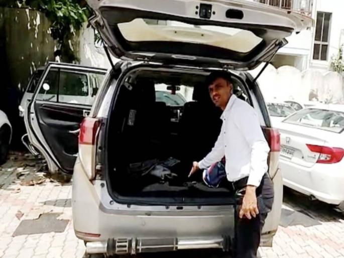 illegal liquor trade busted secret cellar in surat 3 arrested | दारू तस्करीची टिप मिळाली, पण पोलिसांना कारमध्ये काहीच सापडेना; तितक्यात 'तो' आला अन्... illegal liquor trade busted secret cellar in surat 3 arrested | दारू तस्करीची टिप मिळाली, पण पोलिसांना कारमध्ये काहीच सापडेना; तितक्यात 'तो' आला अन्...