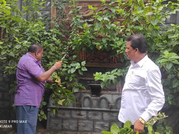 Bahujan Aghadi clean the sculpture in Ulhasnagar Jijamata Udyan | भारिप-वंचित बहुजन आघाडीच्या पदाधिकाऱ्यांकडून उल्हासनगर जिजामाता उद्यानातील शिल्पाची साफसफाई Bahujan Aghadi clean the sculpture in Ulhasnagar Jijamata Udyan | भारिप-वंचित बहुजन आघाडीच्या पदाधिकाऱ्यांकडून उल्हासनगर जिजामाता उद्यानातील शिल्पाची साफसफाई