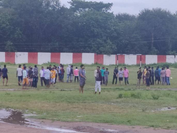 two player dies due to lightning in nagpur one injured | हृदयद्रावक! खेळाडूंच्या अंगावर कोसळली वीज; शरीर पूर्णत: भाजल्यानं दोघांचा मैदानातच मृत्यू two player dies due to lightning in nagpur one injured | हृदयद्रावक! खेळाडूंच्या अंगावर कोसळली वीज; शरीर पूर्णत: भाजल्यानं दोघांचा मैदानातच मृत्यू