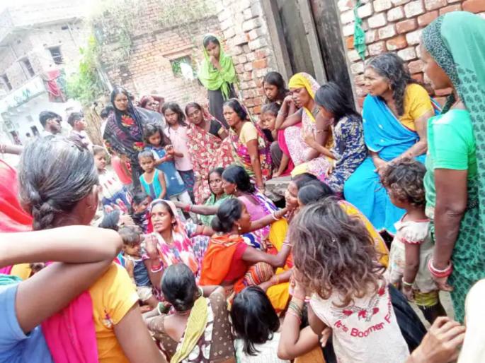 buried young man into the ground for 12 hours by saying that he will come out alive died in bihar | जादू दाखवतो म्हणत तरुणाला संध्याकाळी जमिनीत गाडलं; सकाळी पुन्हा खड्डा खणला तेव्हा... buried young man into the ground for 12 hours by saying that he will come out alive died in bihar | जादू दाखवतो म्हणत तरुणाला संध्याकाळी जमिनीत गाडलं; सकाळी पुन्हा खड्डा खणला तेव्हा...