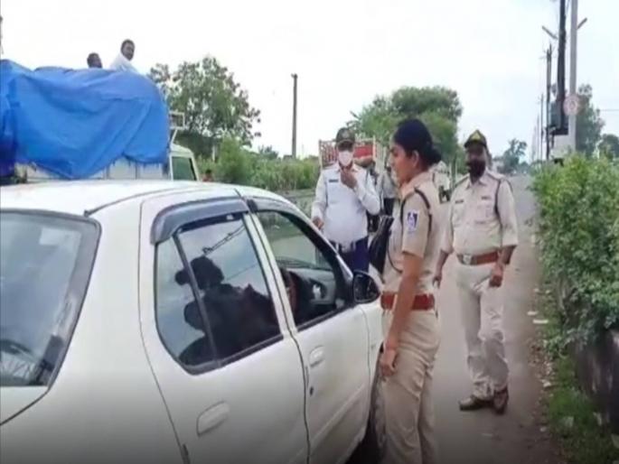 madhya pradesh man ran away from police to get rid from challan | दम असेल तर पकडून दाखवा! भररस्त्यात पोलिसांना चॅलेंज देत 'तो' फरार झाला अन् मग... madhya pradesh man ran away from police to get rid from challan | दम असेल तर पकडून दाखवा! भररस्त्यात पोलिसांना चॅलेंज देत 'तो' फरार झाला अन् मग...