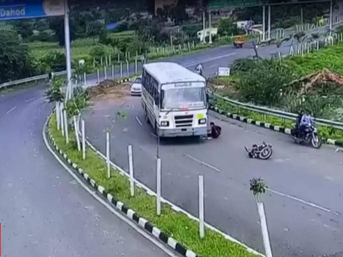 in Gujarat Motorcyclist escapes unhurt after getting trapped under bus | ओव्हरटेक करण्याचा प्रयत्न फसला, दुचाकीस्वार थेट बसच्या खाली आला; पुढे चमत्कार घडला in Gujarat Motorcyclist escapes unhurt after getting trapped under bus | ओव्हरटेक करण्याचा प्रयत्न फसला, दुचाकीस्वार थेट बसच्या खाली आला; पुढे चमत्कार घडला