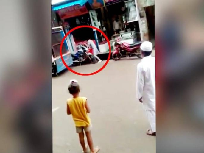 live video of brutal murder viral on social media accused arrested by police in uttar pradesh | जीव मुठीत धरून पळणाऱ्या तरुणावर चाकूनं सपासप वार; हत्येचा व्हिडीओ सोशल मीडियावर व्हायरल live video of brutal murder viral on social media accused arrested by police in uttar pradesh | जीव मुठीत धरून पळणाऱ्या तरुणावर चाकूनं सपासप वार; हत्येचा व्हिडीओ सोशल मीडियावर व्हायरल