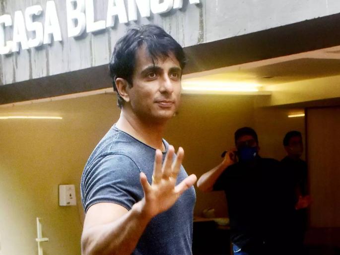 sonu sood said after the it raid 2 parties had proposed to make rajya sabha mp i refused | दोन पक्षांनी राज्यसभेची ऑफर दिली होती, पण...; आयटीच्या धाडीनंतर सोनू सूदचा गौप्यस्फोट sonu sood said after the it raid 2 parties had proposed to make rajya sabha mp i refused | दोन पक्षांनी राज्यसभेची ऑफर दिली होती, पण...; आयटीच्या धाडीनंतर सोनू सूदचा गौप्यस्फोट