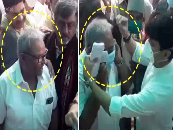 Union minister Jyotiraditya Scindia gives his used mask to a person to wear bizarre video goes viral | ...अन् केंद्रीय मंत्री सिंधियांनी स्वत:चा मास्क माजी मंत्र्याला घातला; व्हिडीओ व्हायरल Union minister Jyotiraditya Scindia gives his used mask to a person to wear bizarre video goes viral | ...अन् केंद्रीय मंत्री सिंधियांनी स्वत:चा मास्क माजी मंत्र्याला घातला; व्हिडीओ व्हायरल