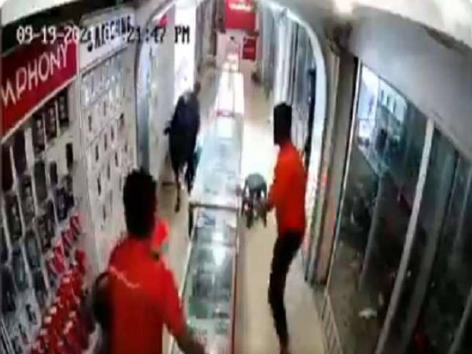 bull reached in mobile shop video viral on social media | VIDEO: मोबाईलच्या दुकानात शिरला मोकाट बैल, घातला धुमाकूळ; संपूर्ण थरार सीसीटीव्हीत कैद bull reached in mobile shop video viral on social media | VIDEO: मोबाईलच्या दुकानात शिरला मोकाट बैल, घातला धुमाकूळ; संपूर्ण थरार सीसीटीव्हीत कैद