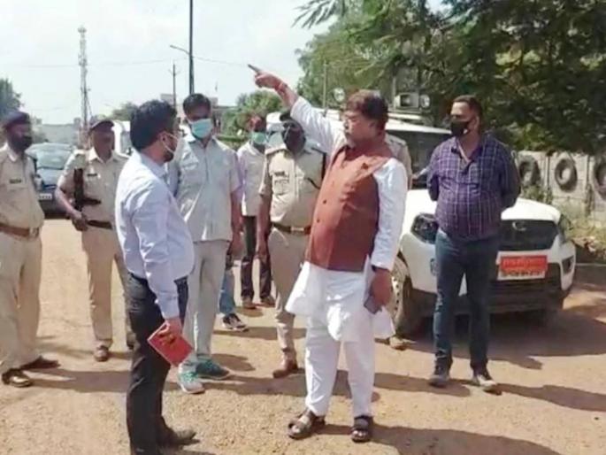 mp minister pradhuman singh tomar road potholes phone call administration in guna | फावडं, घमेलं घेऊन ये; मीच खड्डा भरतो! रस्त्यांची अवस्था संतापलेल्या मंत्र्यांचा अधिकाऱ्यांना फोन mp minister pradhuman singh tomar road potholes phone call administration in guna | फावडं, घमेलं घेऊन ये; मीच खड्डा भरतो! रस्त्यांची अवस्था संतापलेल्या मंत्र्यांचा अधिकाऱ्यांना फोन