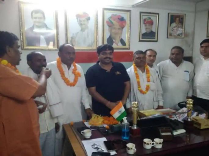 rajasthan minister milkman won the election unopposed in alwar | काय सांगता? मंत्र्याचा दूधवाला बिनविरोध निवडून आला; दूध विकता विकता नगरसेवक झाला rajasthan minister milkman won the election unopposed in alwar | काय सांगता? मंत्र्याचा दूधवाला बिनविरोध निवडून आला; दूध विकता विकता नगरसेवक झाला