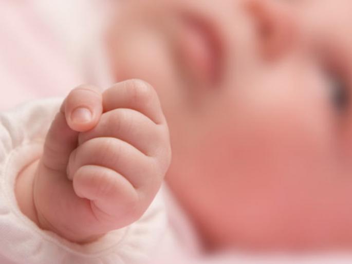 Do you know why the fists of a newborn baby are closed? Find out ... | नवजात बालकाच्या मुठी बंद का असतात माहितीय का? जाणून घ्या... Do you know why the fists of a newborn baby are closed? Find out ... | नवजात बालकाच्या मुठी बंद का असतात माहितीय का? जाणून घ्या...