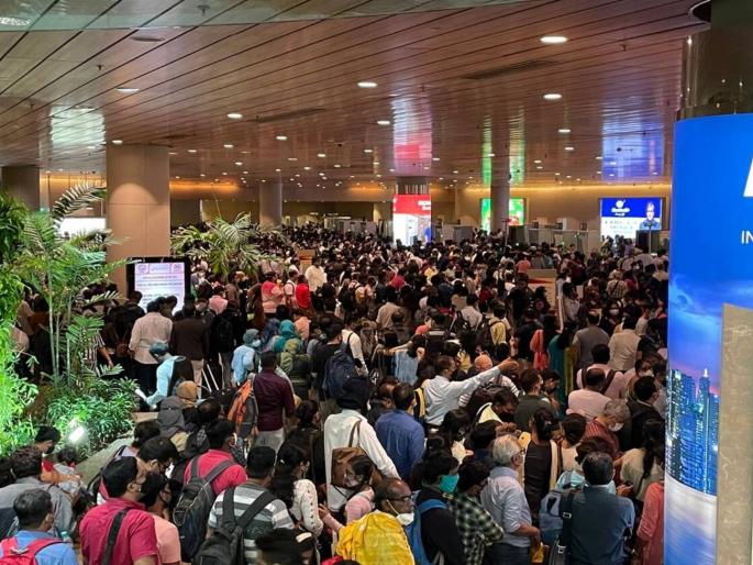 The crowd at the Mumbai airport increased again | मुंबई विमानतळावरील गर्दी पुन्हा वाढली; टर्मिनल १ पूर्ण क्षमतेने सुरू करण्याची मागणी The crowd at the Mumbai airport increased again | मुंबई विमानतळावरील गर्दी पुन्हा वाढली; टर्मिनल १ पूर्ण क्षमतेने सुरू करण्याची मागणी